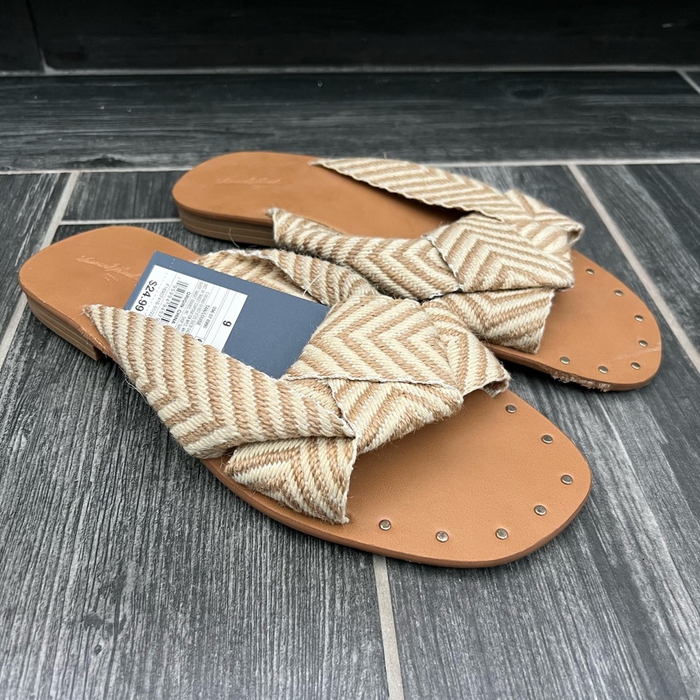 NWT Universal Thread Tan Sandals